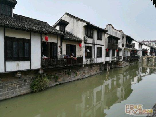 小姐姐身穿挂脖连衣裙，颇有古典格调，这样的穿搭风格你心动了吗？游戏画面